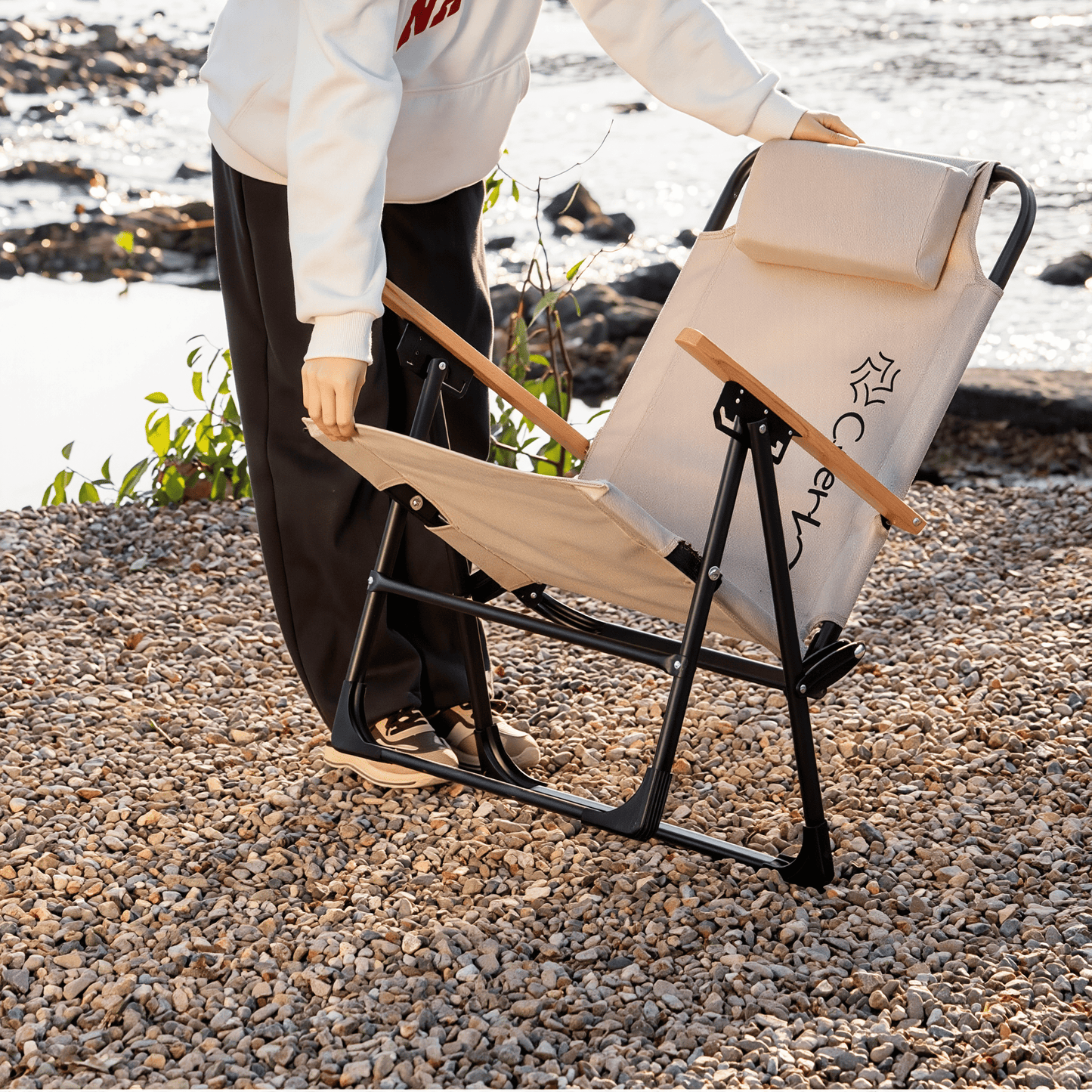 Sedia Pieghevole Reclinabile Cybert – Braccioli Effetto Legno – Textilene Traspirante – Poggiatesta Removibile – 60×84 cm – Portata 120 kg